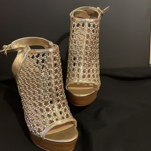 Gold JUST FAB WEDGE HEEL size 6.5